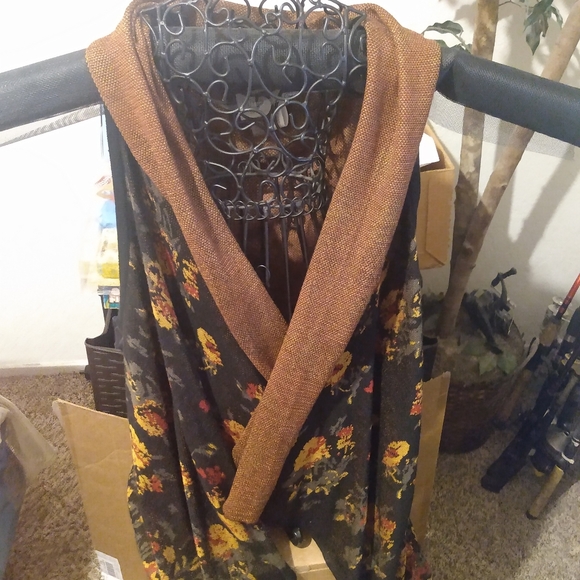 "Cupio", ladies size large vest. Very nice and very stylish. - Picture 2 of 4